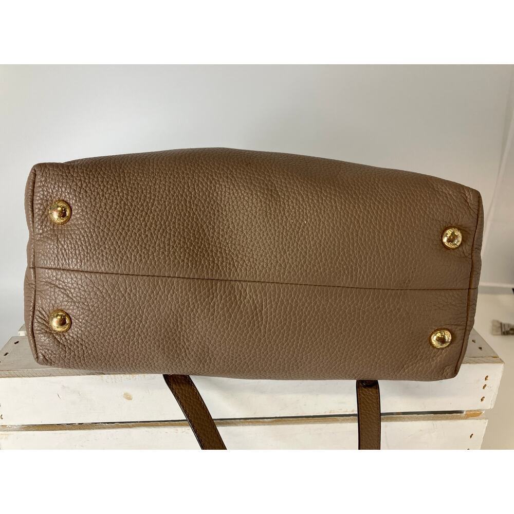 MICHAEL KORS, LARGE TAUPE PEBBLED LEATHER SHOULDER BAG - Picture 7 of 16